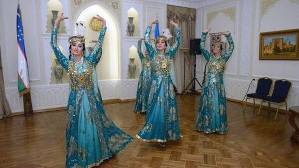 Танцевальные номера в исполнении группы САБО на презентации узбекской кухни в Киеве - Sputnik Узбекистан