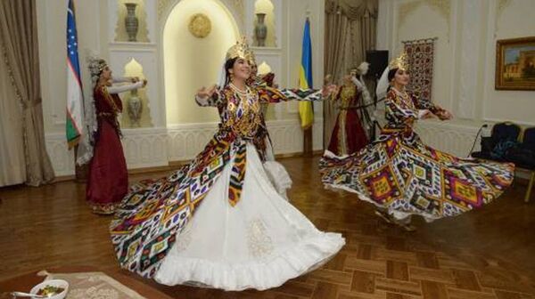 Танцевальные номера в исполнении группы САБО на презентации узбекской кухни в Киеве - Sputnik Узбекистан