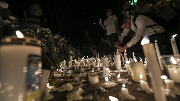 Люди зажигают свечи по погибшим в авиакатстрофе в Колумбии футболистам - Sputnik Узбекистан