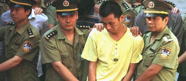 Хитой полициячилари ўлим жазосига ҳукм қилинган маҳбус билан - Sputnik Ўзбекистон