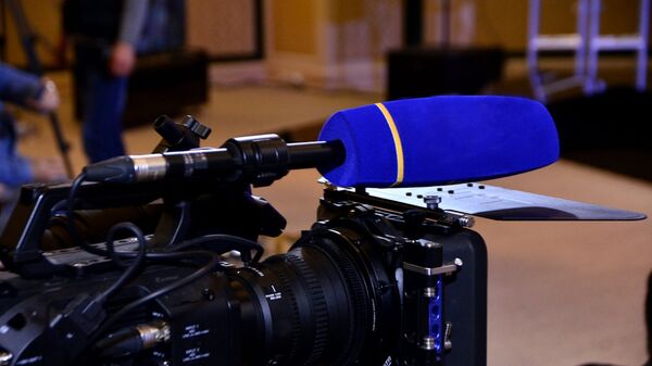 Видеокамера на пресс-конференции - Sputnik Узбекистан
