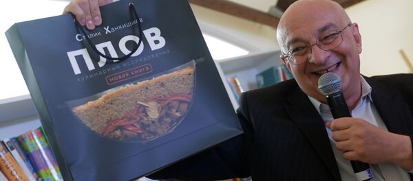 Китоб ушлаб турган эркак Китоб ушлаб турган эркак - Sputnik Ўзбекистон