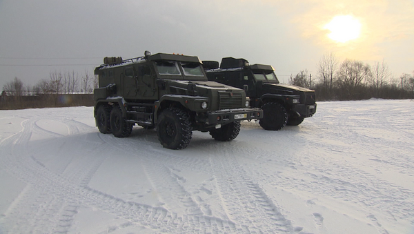 Новый 12-тонный бронемобиль Патруль: тестирование в условиях снега - Sputnik Узбекистан