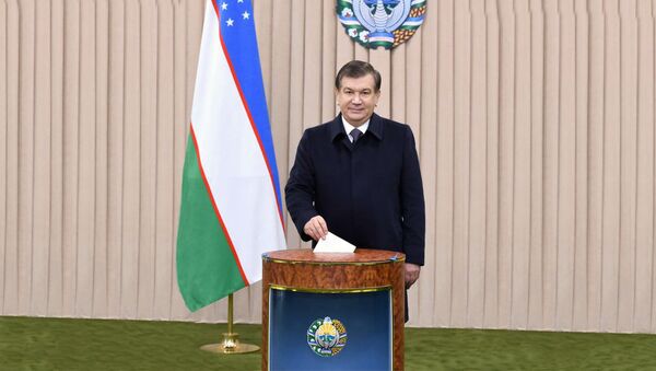 Шавкат Мирзиёев голосует на выборах - Sputnik Узбекистан