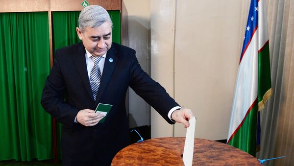 Лидер Народно-демократической партии Узбекистана Хотамжон Кетмонов голосует на избирательном участке - Sputnik Узбекистан