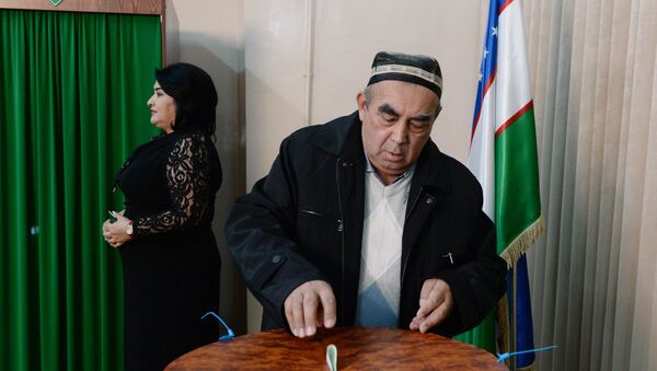 Мужчина голосует на избирательном участке в Ташкенте во время выборов президента Узбекистана - Sputnik Узбекистан