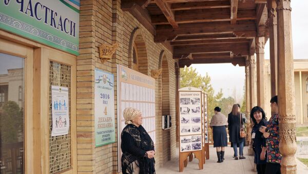 Избирательный участок №307, расположенный в администрации махалли (квартала) Хазрат имам в Ташкенте, в день тишины накануне президентских выборов в Узбекистане - Sputnik Узбекистан