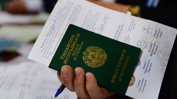 Паспорт и бланк в руках избирателя во время выборов президента Узбекистана - Sputnik Ўзбекистон