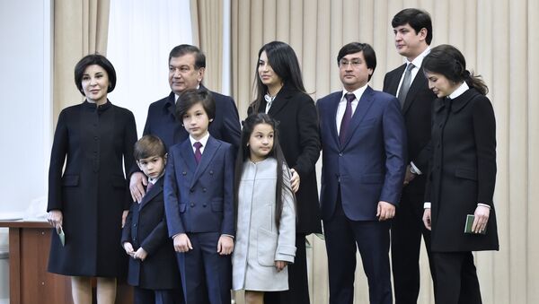 Шавкат Мирзиёев на президентских выборах со своей семьей - Sputnik Узбекистан