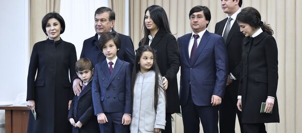 Шавкат Мирзиёев оиласи билан бирга, сайловлар вақтида Шавкат Мирзиёев оиласи билан бирга, сайловлар вақтида - Sputnik Ўзбекистон