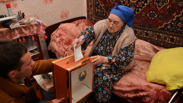 Старики и инвалиды смогли проголосовать на дому - Sputnik Узбекистан