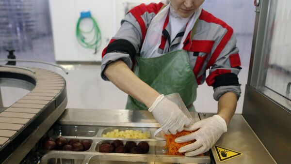 Производство овощных консервов на фабрике - Sputnik Узбекистан