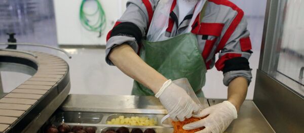 Производство овощных консервов на фабрике - Sputnik Узбекистан