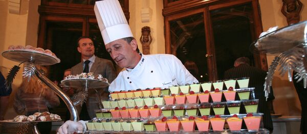 Угощение на гастрономическом фестивале в резиденции посла Италии Угощение на гастрономическом фестивале в резиденции посла Италии - Sputnik Узбекистан