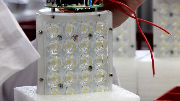 Производство светодиодных ламп на заводе - Sputnik Узбекистан