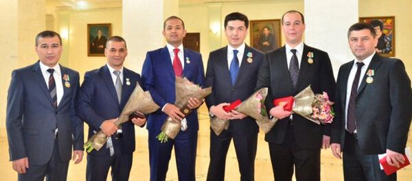 Ўзбекистонда бир гуруҳ санъткорларга мукофот топширилди Ўзбекистонда бир гуруҳ санъткорларга мукофот топширилди - Sputnik Ўзбекистон