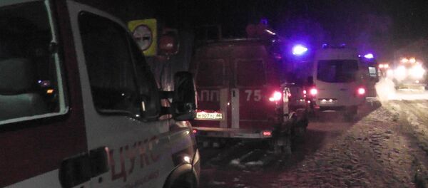 Сотрудники специальных служб на месте аварии Сотрудники специальных служб на месте аварии - Sputnik Узбекистан