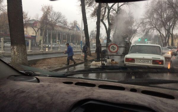 Ташкентские дороги не выдержали проливного дождя - Sputnik Узбекистан