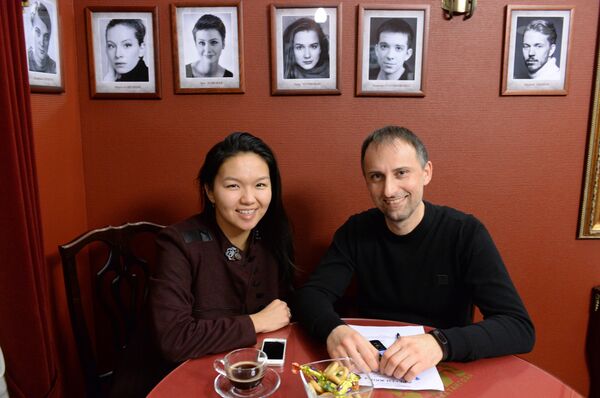 Гульназ Балпеисова и корреспондент Sputnik Алексей Стефанов - Sputnik Узбекистан