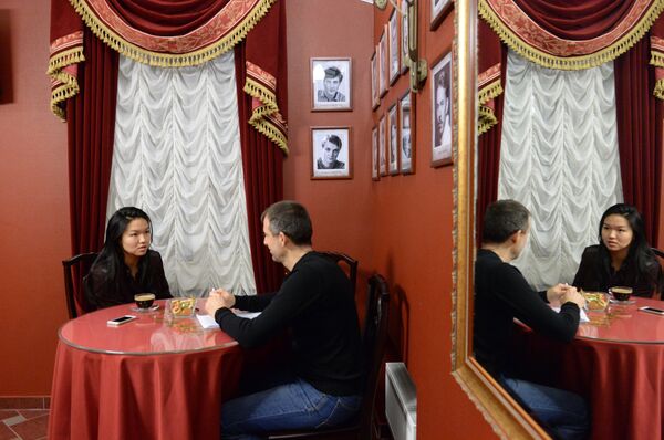 Гульназ Балпеисова во время интервью с корреспондентом Sputnik Алексеем Стефановым - Sputnik Узбекистан