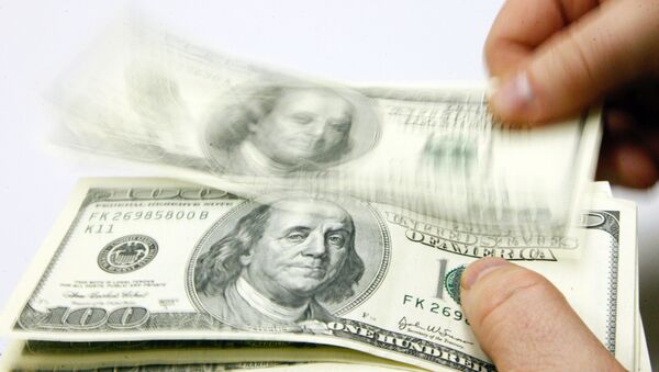 Мужчина пересчитывает доллары США, фото из архива - Sputnik Узбекистан