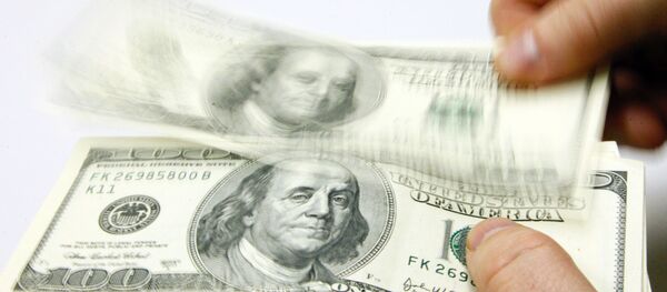 Мужчина пересчитывает доллары США, фото из архива Мужчина пересчитывает доллары США, фото из архива - Sputnik Ўзбекистон