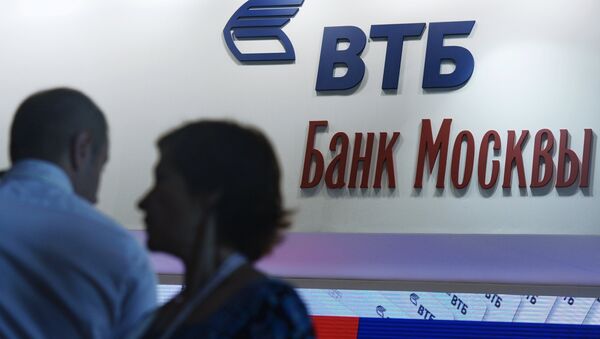 Логотип ВТБ и Банка Москвы - Sputnik Узбекистан