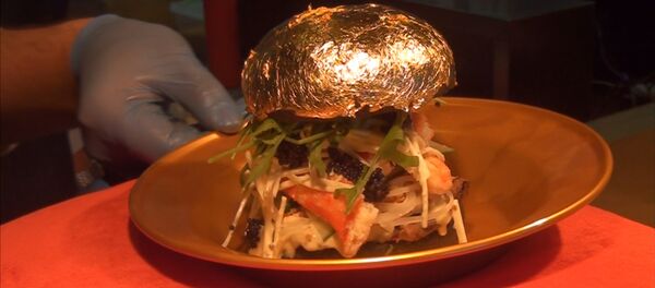 Kak gotovat v Rossii samiy dorogoy burger s susalnim zolotom Kak gotovat v Rossii samiy dorogoy burger s susalnim zolotom - Sputnik O‘zbekiston
