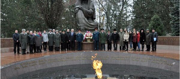 Возложение цветов по случаю 120-летия со дня рождения великого полководца СССР  - маршала Георгия Жукова - Sputnik Узбекистан