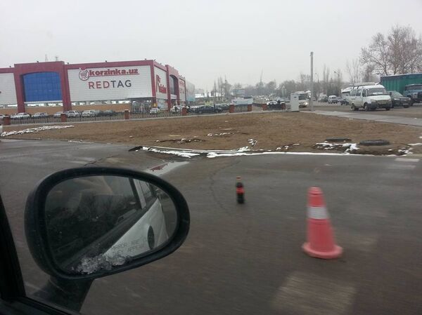 Многострадальный участок улицы Тараккиет от проспекта Мирзо Улугбека до перекрестка на бывшем ТАПОиЧ Многострадальный участок улицы Тараккиет от проспекта Мирзо Улугбека до перекрестка на бывшем ТАПОиЧ - Sputnik Узбекистан