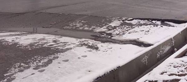 Провалившийся участок дороги возле перекрестка ТАПОиЧ и торгового центра Авиатор - Sputnik Узбекистан