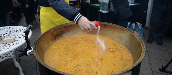 катта қозонда овқат пишириш - Sputnik Ўзбекистон