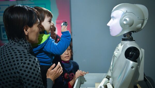 Посетители на выставке умных роботов  - Sputnik Узбекистан