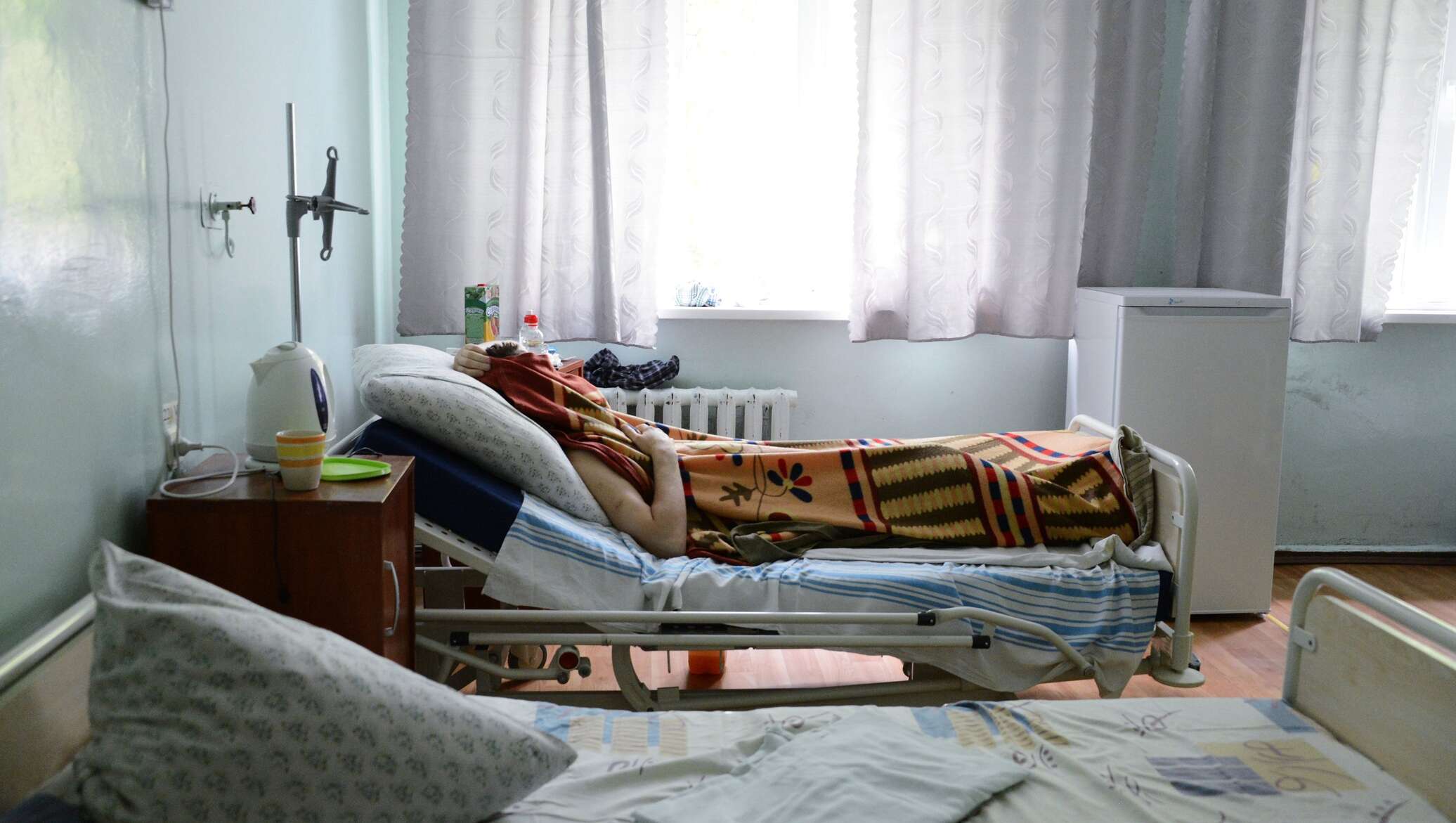 В больнице пациентов привязывают к кровати