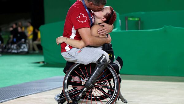 Спортсмен утешает свою жену на играх в Рио - Sputnik Узбекистан