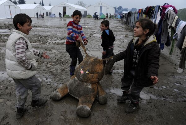 Дети играют в лагере для беженцев на границе с Грецией - Sputnik Узбекистан