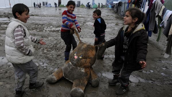 Дети играют в лагере для мигрантов на границе с Грецией - Sputnik Узбекистан