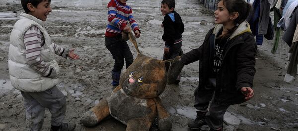 Дети играют в лагере для мигрантов на границе с Грецией - Sputnik Узбекистан