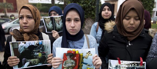 Женщины с фотографиями из Алеппо Женщины с фотографиями из Алеппо - Sputnik Узбекистан