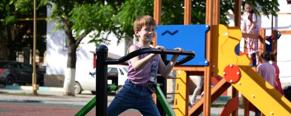 Мальчик занимается на уличном тренажере - Sputnik Узбекистан