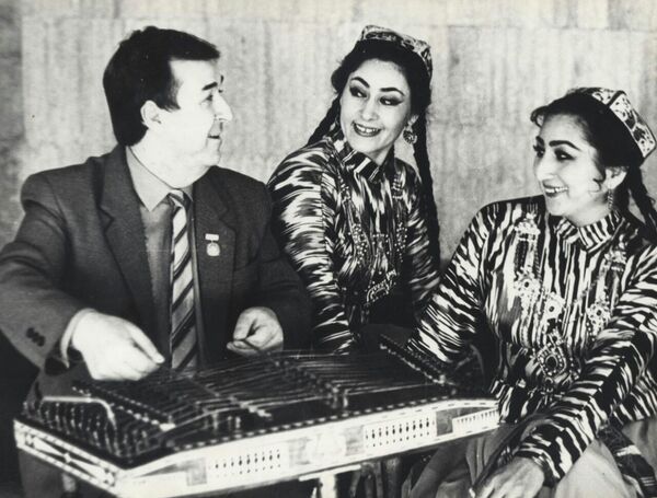 Музыкальный руководитель ансамбля Бахор, композитор, народный артист Узбекистана Бахтиёр Алиев Музыкальный руководитель ансамбля Бахор, композитор, народный артист Узбекистана Бахтиёр Алиев - Sputnik Узбекистан