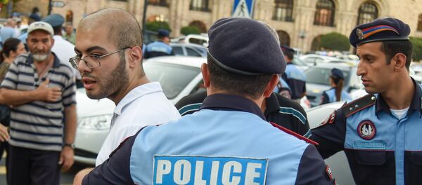 Полиция задерживает протестующих в Ереване - Sputnik Узбекистан