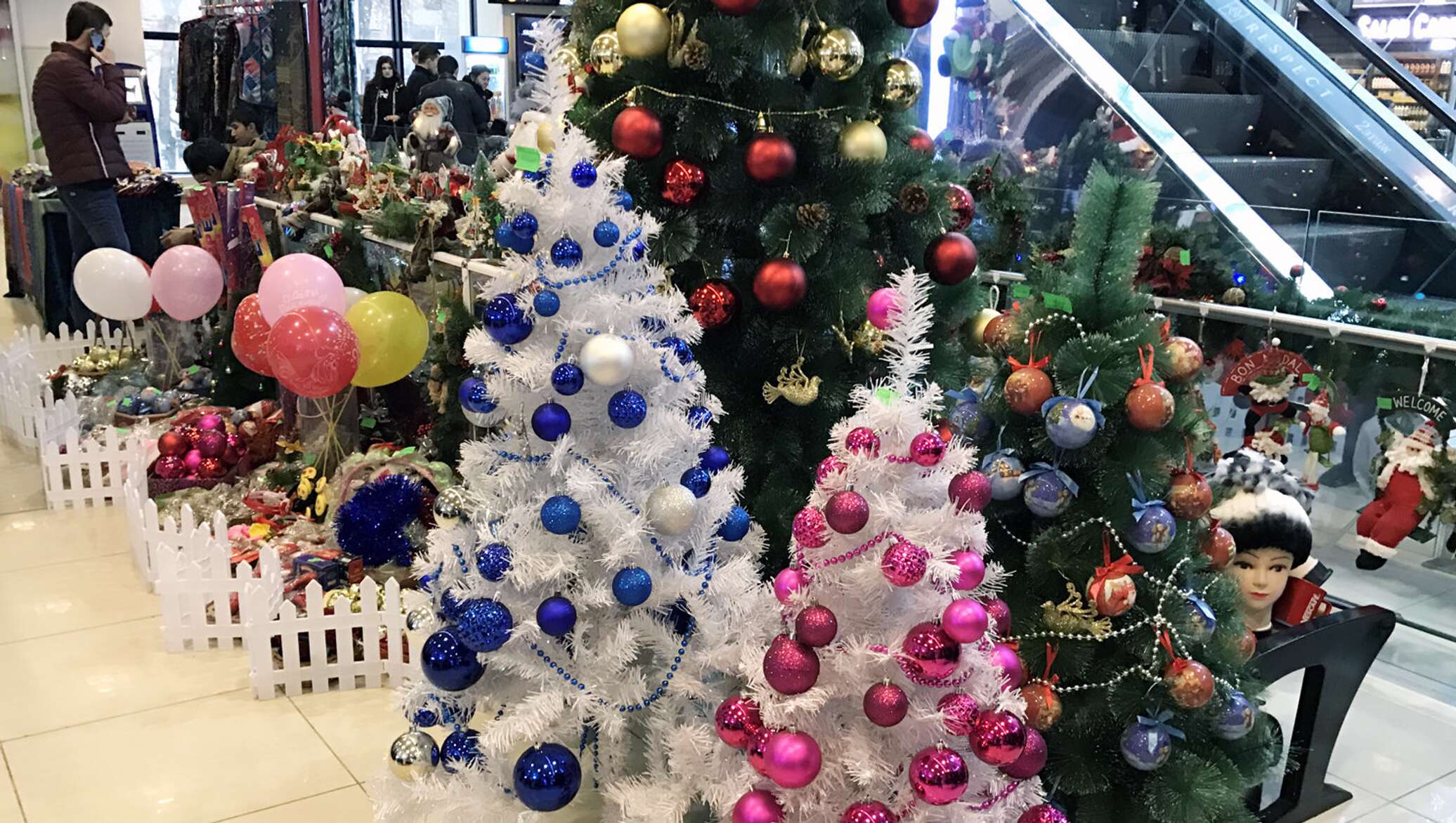 Yangi yil raqslari oquvchilar uchun. Новогодняя елка в Узбекистане. Новогодний ярмарка Ташкент. Арча новый год. Новый год Ташкент елка.