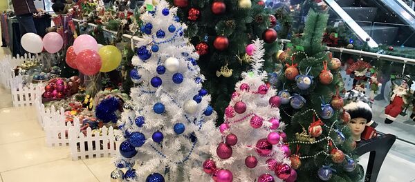 Ярмарка ручных работ новогодних игрушек - Sputnik Узбекистан