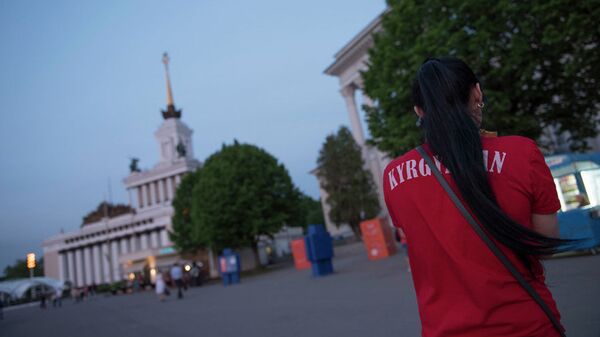 Футболка с надписью Кыргызстан - Sputnik Узбекистан