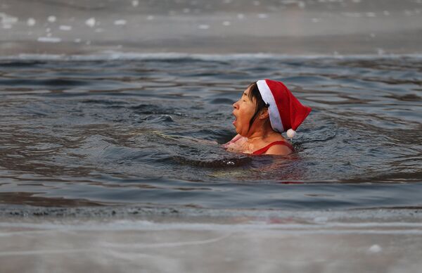 Китайская женщина купается в проруби - Sputnik Узбекистан
