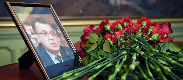 Цветы около портрета убитого в Анкаре посла РФ в Турции Андрея Карлова Цветы около портрета убитого в Анкаре посла РФ в Турции Андрея Карлова - Sputnik Узбекистан