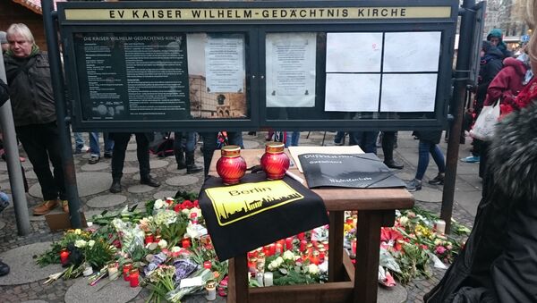 Цветы на месте теракта в Берлине - Sputnik Узбекистан