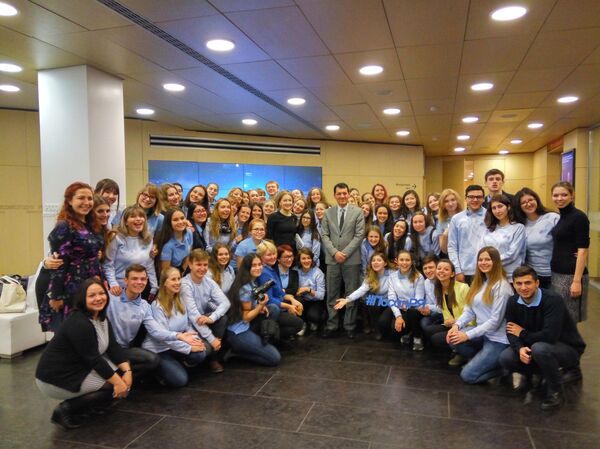 Ректор Маргарита Русецкая и заместитель министра образования и науки РФ Вениамин Каганов в окружении волонтеров по продвижению русского языка Ректор Маргарита Русецкая и заместитель министра образования и науки РФ Вениамин Каганов в окружении волонтеров по продвижению русского языка - Sputnik Узбекистан