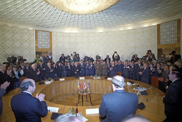 Президенты одиннадцати суверенных государств и другие официальные лица после подписания Протокола к Соглашению о создании Содружества независимых государств. 21 декабря 1991 года. (Алма-Атинская декларация) - Sputnik Узбекистан